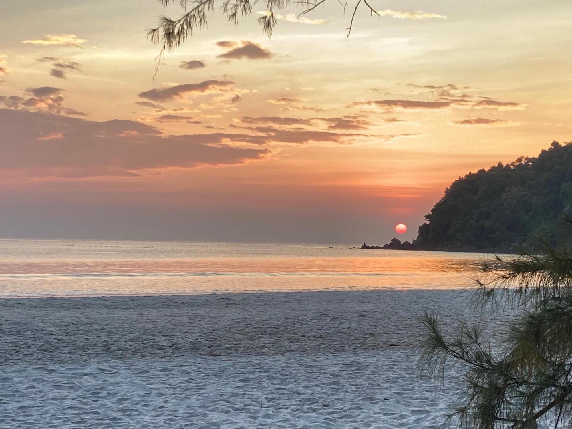 La Ong Lay Hotel Koh Phayam Exterior photo