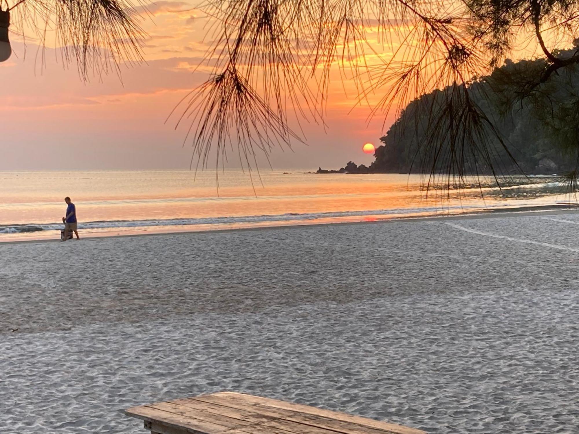 La Ong Lay Hotel Koh Phayam Exterior photo